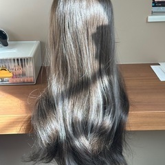 新品未使用 ウィッグ ロング おしゃれなアッシュグレー 普段使いしやすい ふんわり軽いの画像