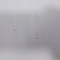 落書き・汚れ有り　白色合皮ソファの画像