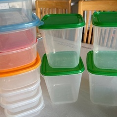 食器と保存容器の画像