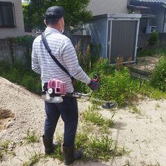 山口県内の草を丁寧に刈り取ります。 - 防府市