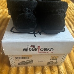 【MINNETONKA】サンリオコラボ 子供用モカシンシューズ《キティ》の画像