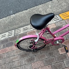 大人用自転車　20インチ　ブリヂストン　markrosa ピンク　オートライト、7段ギア　鍵付き　女性向けの画像