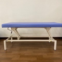 昇降式施術用ベッドの画像