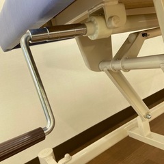 昇降式施術用ベッドの画像