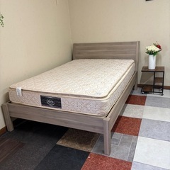 ダブルサイズ、ベッドフレームセルタマットレスの画像