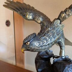 鷹の置物の画像