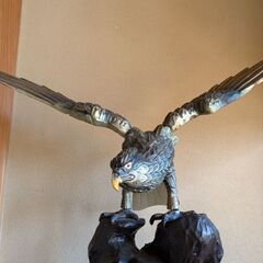 鷹の置物の画像