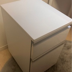 デスクとキャビネットの画像