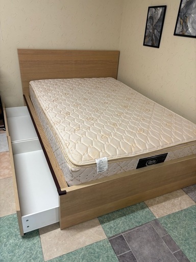 素敵なダブルサイズフレーム、とマットレスセルター140x200