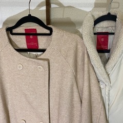 タグ付き未使用　【lilasic】右 ダウンジャケット ライトベージュ M・左 ロングコート フリーサイズ セット売りの画像