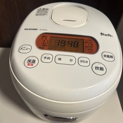 新めの炊飯器　白色の画像