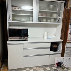ホワイトウッド食器棚の画像