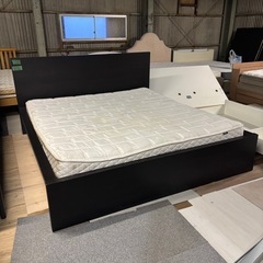 キングサイズベッドフレームとマットレスセットの画像