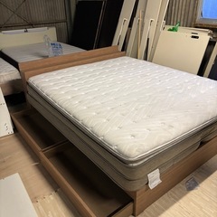 クイーンサイズベッドフレームとマットレスセットの画像