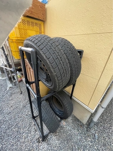 中古スタッドレスタイヤ、タイヤラック