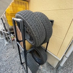 中古スタッドレスタイヤ、タイヤラック