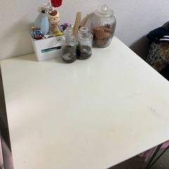 冷蔵庫とテーブルセット