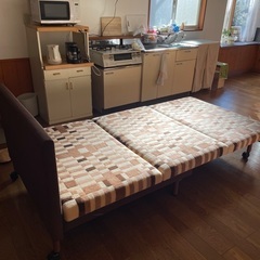 折りたたみ式ベッドの画像