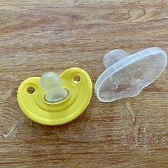 おしゃぶり　赤ちゃんの画像