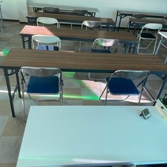 取引き中　長机とパイプ椅子