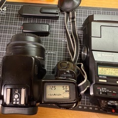 キヤノン Canon EOS 1000QDのカメラ本体とレンズなどの豪華セットの画像