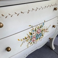 ディズニー風アンティーク棚の画像