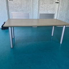 低めの机の画像