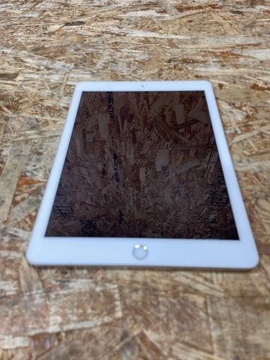 C(6937)iPad 第5世代 Wi-Fi 32GB MP2G2J/A シルバー アップル タブレット 中古品