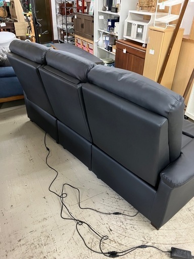 I2501-288 電動リクライニングソファ 3人掛け ブラック ドリンクホルダー付き 年式表記無し 動作確認済み　汚れ有り