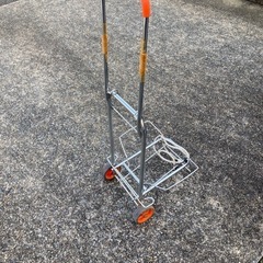 荷物を乗せて運ぶ押しぐるまの画像