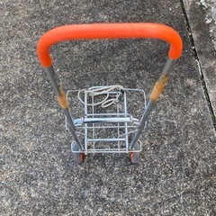 荷物を乗せて運ぶ押しぐるまの画像
