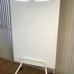 両面ホワイトボード　キャスター付き　マグネットおまけ　少々難ありの画像