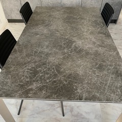 ダイニングテーブルの画像