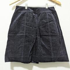 UNIQLO ブラック タイトスカート ボタン付きの画像