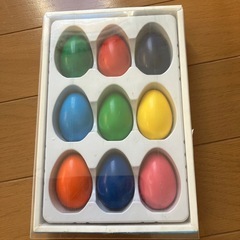 おもちゃとクレヨンの画像