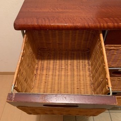無料 使用感あり。ラタン製引き出し9個付きラックの画像