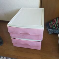 衣装ケース2つ