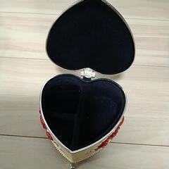【中古】ハートのアクセサリー入れの画像