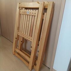 木製の折りたたみイス2個の画像