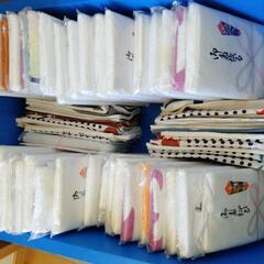 プラスチックケースとタオル42本日本手拭23本　ウエス　雑巾の画像