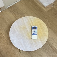 低い机の画像