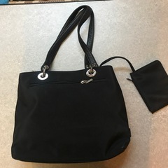 黒カバンの画像