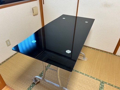 ガラス製テーブル