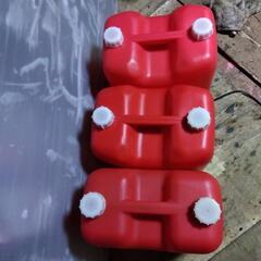 ポリタンク20L2個18L1個の画像