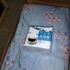 敷布団・オモチャ（２個）・マルチ洗浄器（全て未使用）の画像