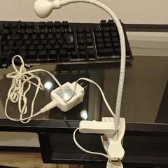デスク、ライト、キーボード