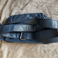 BALENCIAGA ボディバッグ 青 レザーの画像