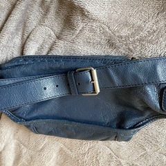 BALENCIAGA ボディバッグ 青 レザーの画像