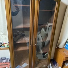 ガラス棚！アンティークな感じです