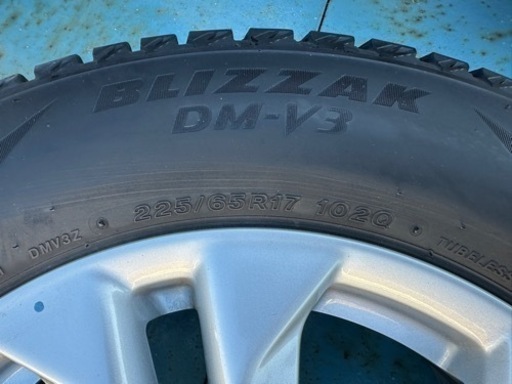 美品　ブリヂストン　スタッドレス　DM-V3  バリ溝　2021年製　225/65R17 溝有り　アルミ　ホイール　SUV